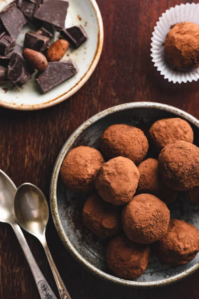 Truffels van pure chocolade met rauw cacaopoeder — Stockfoto