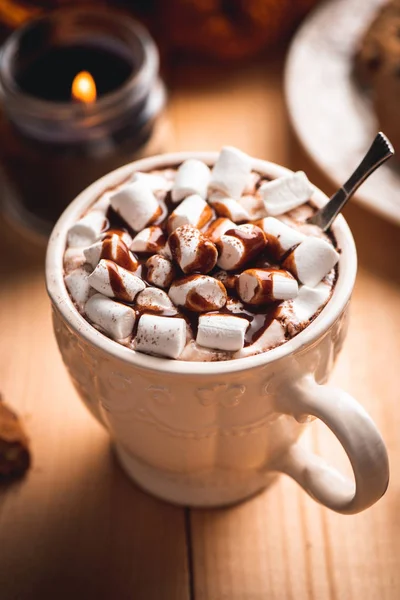 Marshmallow ile sıcak çikolata Kupası — Stok fotoğraf
