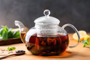 Cam çaydanlıkta demlenmiş siyah çay. Çin siyah çayı. Boşluğu kopyala