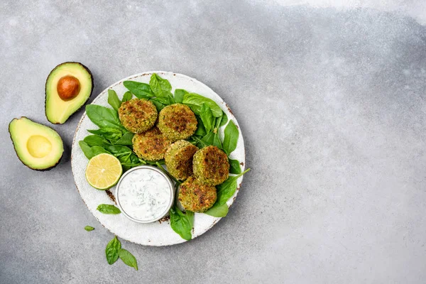 Veggie Falafel Patties Yogurt Sauce Здоровий Рослинний Авокадо Спінах Чікпеа — стокове фото