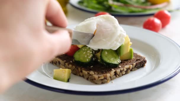 Cortar Huevo Escalfado Tostadas Con Cuchillo Sabroso Desayuno Gourmet Almuerzo — Vídeos de Stock