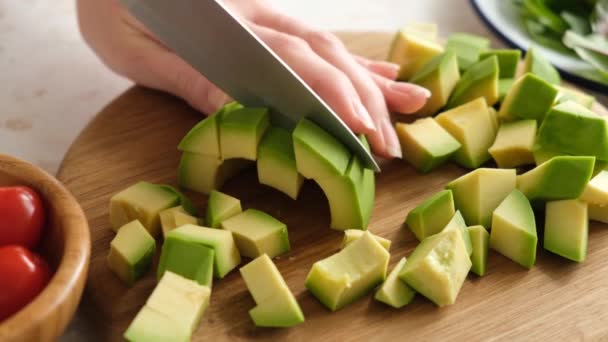 Het Hakken Van Avocado Met Chef Kok Mes Houten Snijplank — Stockvideo