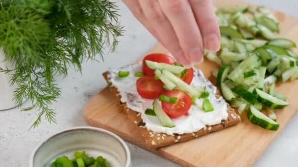 Rågbröd Med Färskost Grönsaker Och Hampafrön Hälsosam Vegetarisk Frukost Mat — Stockvideo