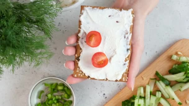 Fullkornsrågknäckare Med Färskost Och Körsbärstomater Friska Vegetariska Mellanmål Eller Hälsosam — Stockvideo