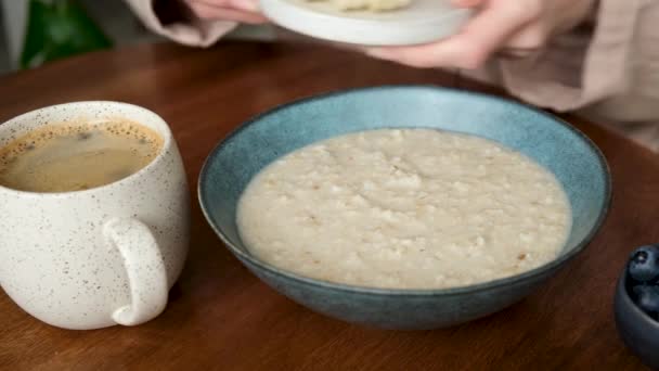 Gachas Avena Con Plátanos Mujer Añadiendo Rodajas Plátano Tazón Avena — Vídeo de stock