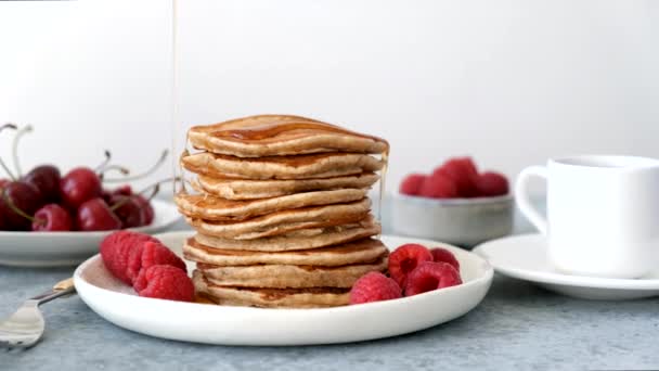 Stroop Gieten Pannenkoeken Stapel Amerikaanse Pannenkoeken Geserveerd Met Frambozen Kersen — Stockvideo