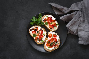 Ricotta peyniri, vişneli domates, balzamik sirke