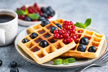 Böğürtlenli Belçika waffle 'ı ve bir fincan kahve.