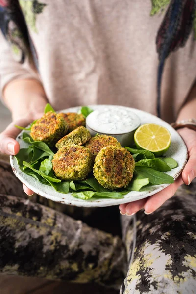 Falafel with spinach and greek yogurt sauce — Stock Photo, Image