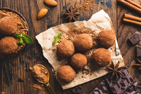 Chocolate truffles with cocoa powder, cinnamon, almonds — Stock Photo, Image