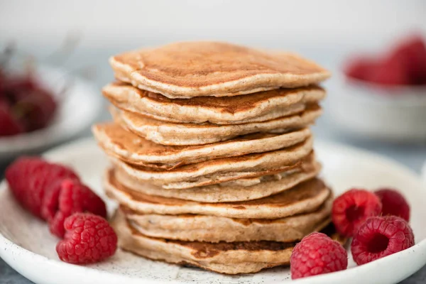 Empilement de crêpes de blé entier aux framboises — Photo