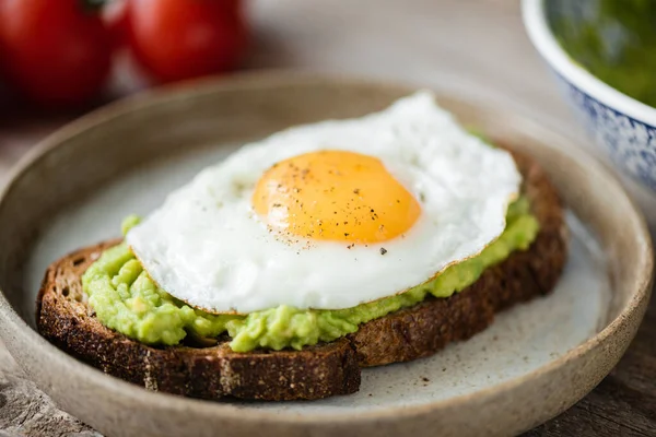 Toast with avocado and sunny side up egg — Stock Photo, Image