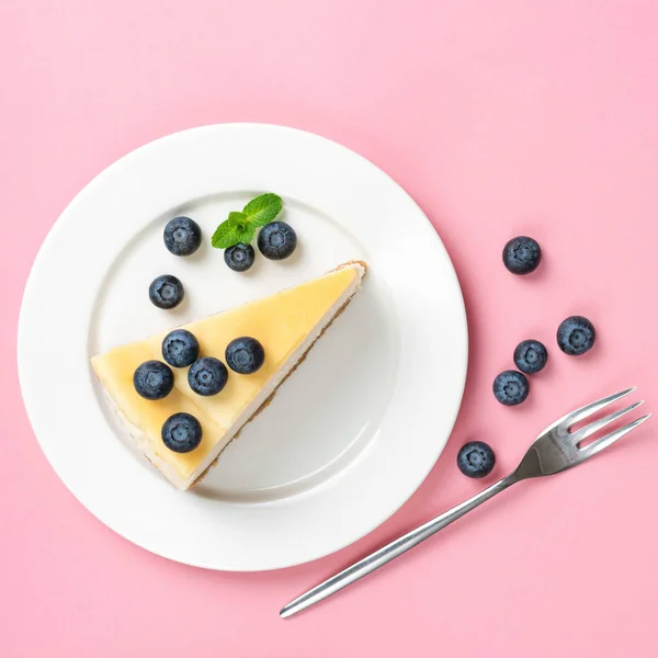 盘中放蓝莓的芝士蛋糕 — 图库照片