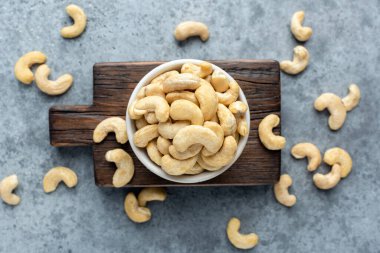 Kasenin üstünde fındık var. Sağlıklı çiğ fındık ve fındık.