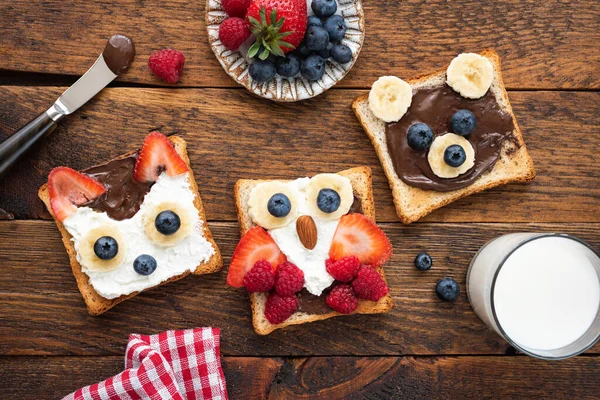 Crianças Pequeno Almoço Brindes Engraçados Mesa Madeira Ideias Arte Alimentar — Fotografia de Stock