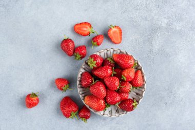 Beton arkaplanda çilekler