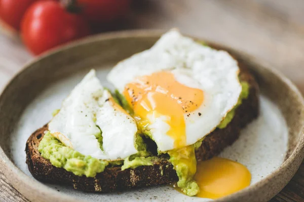 Toast Avocado Fried Egg Plate Healthy Breakfast Lunch Snack Food — Stock Photo, Image