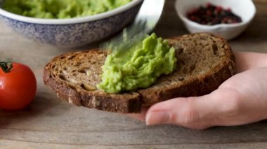 Avokadoyla tost yapıyorum. Avokadoyu çavdar ekmeğine bulaştır.