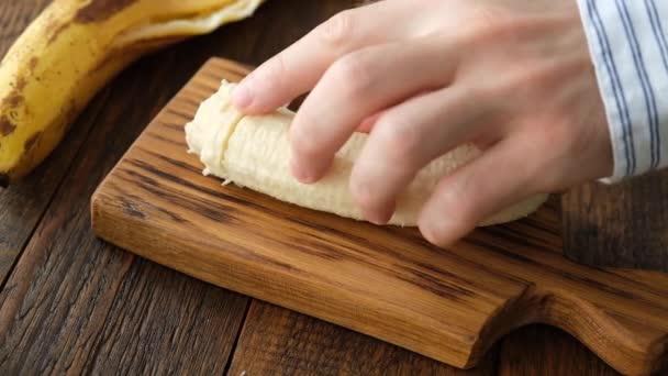 Kuchař Krájí Banán Dřevěné Řezací Desce Detailní Pohled — Stock video