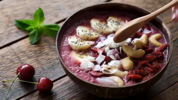 Їдять Сонечко Суперпродуктами Acai Приймаючи Ложку Товстої Фіолетової Миски Різними — стокове відео