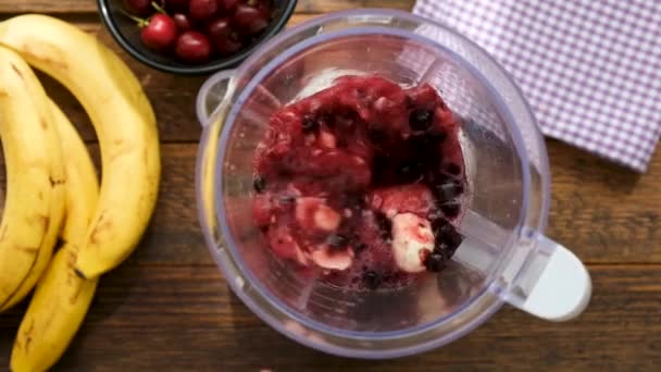 Mistura Smoothie Frutas Bagas Movimento Lento Liquidificador Açaí Blueberry Banana — Vídeo de Stock