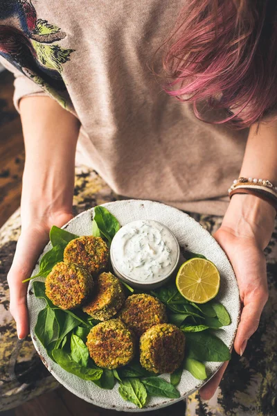 Chickpea Spinach Falafel Tzatziki Sauce Дівчина Тримає Плиту Здоровим Вегетаріанським — стокове фото