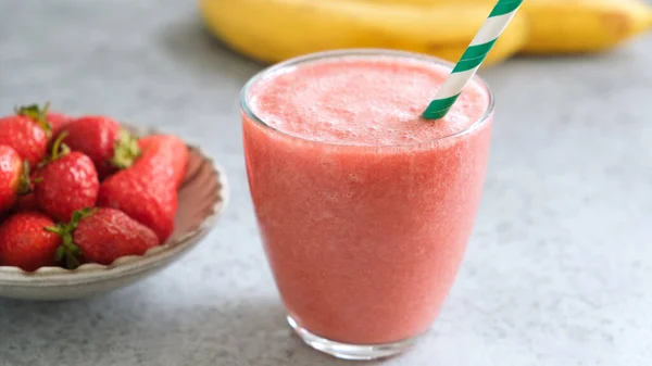 Erdbeer Smoothie Glas Mit Grünem Trinkhalm Frischer Roher Erdbeer Smoothie — Stockfoto