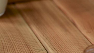 Ekşi kremalı süzme peynirli börek, bal ve böğürtlen tabakta servis edilir, ahşap masa arkaplanı