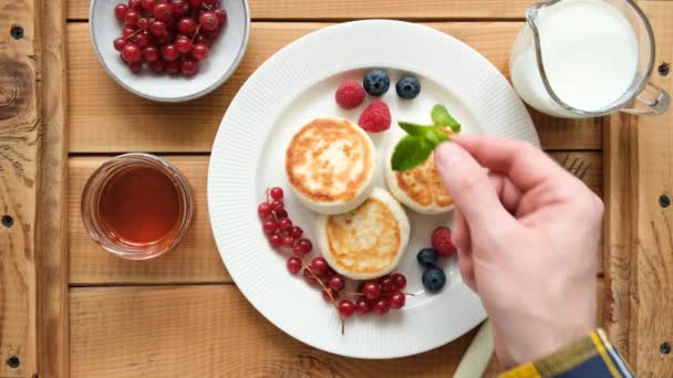 Fritas Queijo Cottage Panquecas Com Bagas Mel Para Café Manhã — Vídeo de Stock