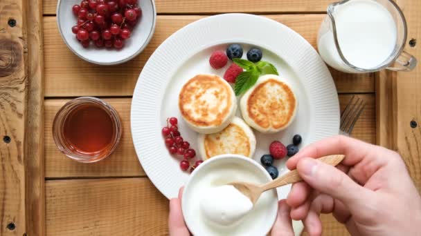 Frittelle Syrniki Fiocchi Latte Con Panna Acida Bacche Miele Tavolo — Video Stock