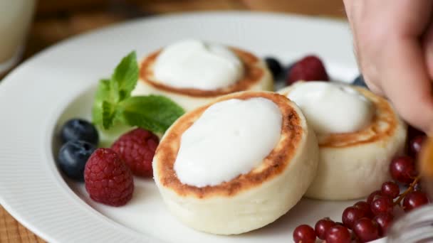 Μέλι Ρίχνει Τηγανίτες Τυρί Cottage Ρωσική Ουκρανική Κουζίνα Τυροκροκέτες — Αρχείο Βίντεο