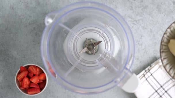 Zubereitung Von Frucht Smoothie Männliche Hände Geben Erdbeeren Und Bananen — Stockvideo