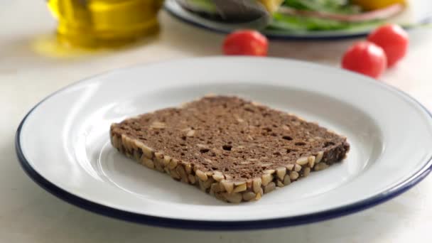 Torrada Centeio Com Salada Tomate Abacate Servindo Comida Vegetariana Vegana — Vídeo de Stock