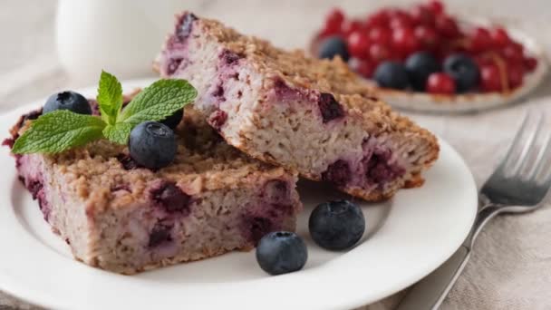 Tarta Avena Horno Arándanos Cortada Cuadrados Veganismo Vegetariano Saludable Desayuno — Vídeos de Stock