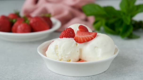 Gelato Alla Vaniglia Con Sciroppo Sciroppo Limone Versato Palline Gelato — Video Stock