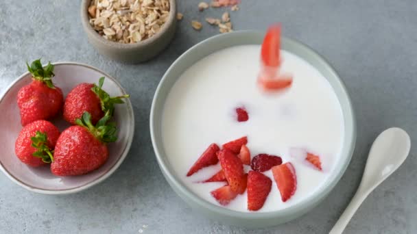 Frische Erdbeerscheiben Fallen Zeitlupe Naturjoghurt Leckeres Süßes Gesundes Frühstück — Stockvideo