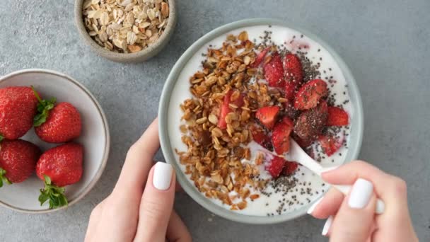 Granola Yoghurt Skål Med Jordgubbar Och Chiafrön Kvinnliga Händer Äter — Stockvideo