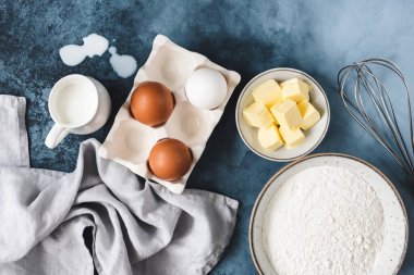 Mavi arkaplanda pişirmek için malzemeler