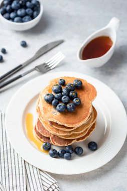 Böğürtlenli krep ve tabakta akçaağaç pekmezi.