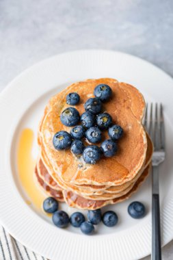 Yaban mersinli ve akçaağaç şuruplu lezzetli gözlemeler.