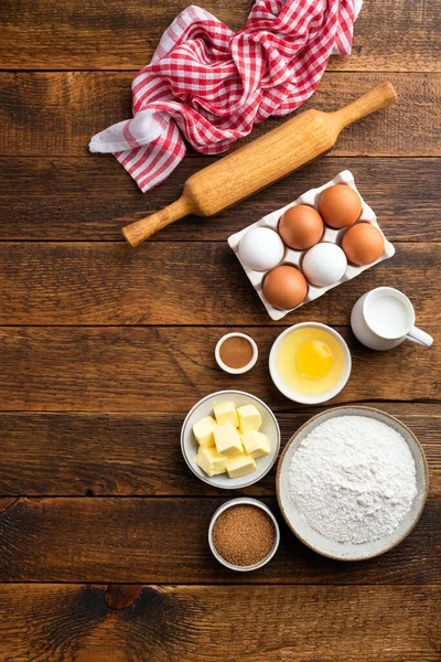 Ahşap Bir Masa Üzerinde Hamur Işi Pasta Kurabiye Ekmek Pişirmek — Stok fotoğraf