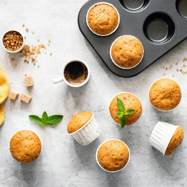 Muffins Caramelo Vainilla Vasos Papel Sobre Fondo Hormigón Vista Superior —  Fotos de Stock