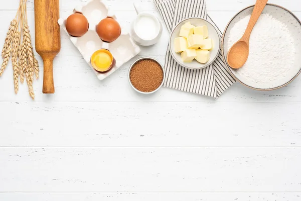 Ingrediënten voor het bakken op witte houten ondergrond — Stockfoto