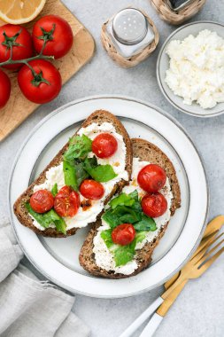 Ricotta peyniri, fırında domates, fesleğen ve zeytinyağı. Üst görünüm