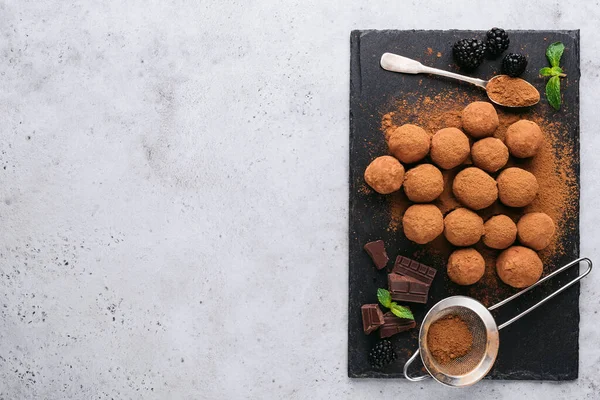 Zelfgemaakte Chocolade Truffels Zwarte Leisteen Achtergrond Met Kopieerruimte Voor Tekst — Stockfoto