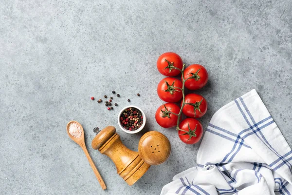 灰色の具体的な背景で調理するためのトマトとスパイス 新鮮な食材 レシピ 料理の背景 メニューコンセプト — ストック写真