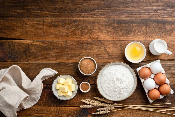 Kırsal Ahşap Arka Planda Pişirmek Için Gerekli Malzemeler Yumurta Tereyağı — Stok fotoğraf