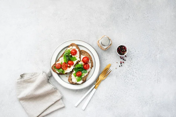 Comida Italiana Bruschetta Com Queijo Ricota Manjericão Tomate Prato Vista — Fotografia de Stock