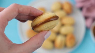 Ceviz şeklinde kurabiye dolu Dulce de leche. Kurabiye Hazırlama