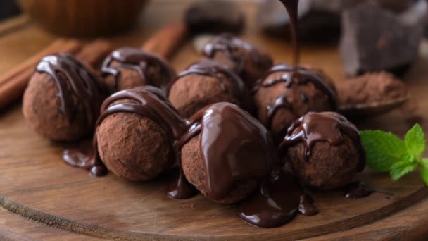 Glaserade Choklad Tryffel Trä Bakgrund Häll Chokladglasyr Chokladtryffel Inhemska Konfektyrer — Stockvideo